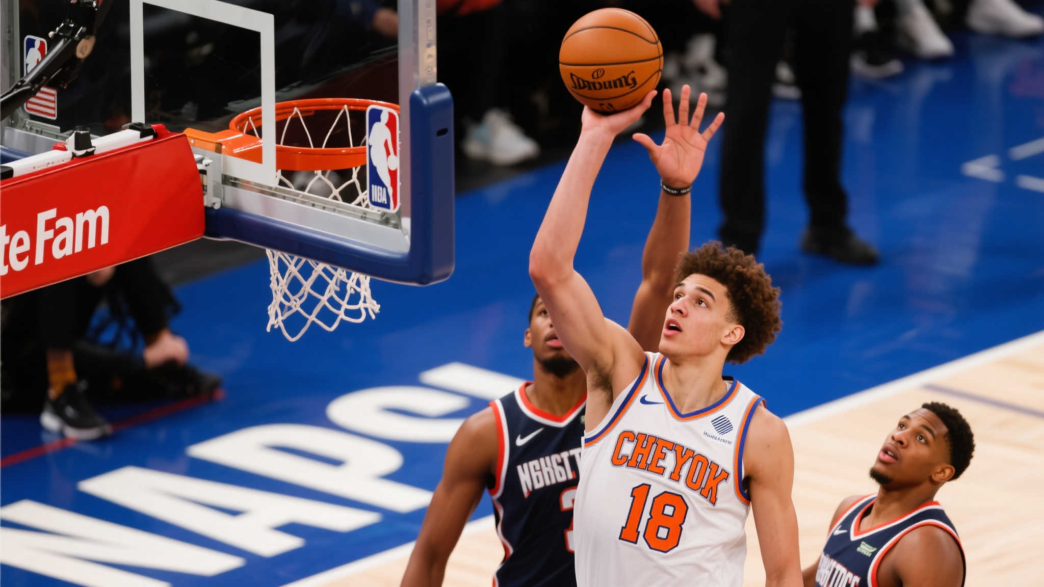 霍姆格伦脚踏橙绿KD18,砍下18分并送出5次封盖 霍姆格伦脚踏橙绿KD18,砍下18分并送出5次封盖